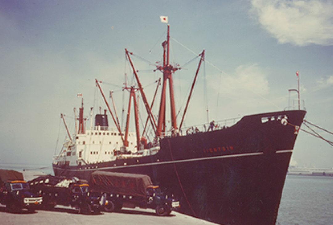 1970年代の四日市港の荷役風景の写真