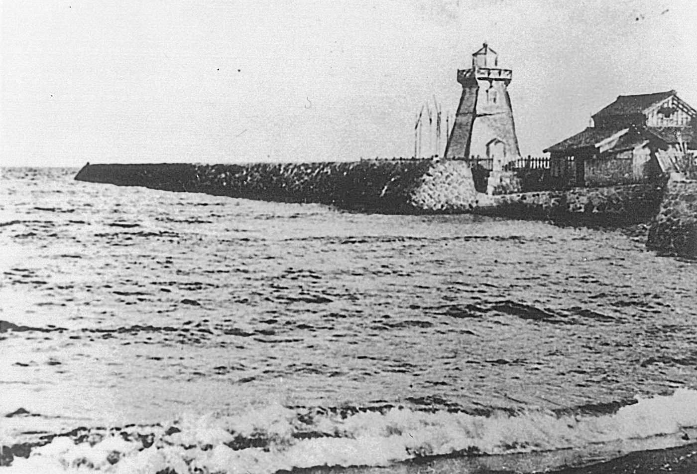 明治時代の四日市港 明治19年には燈明台と燈明台守の官舎が設置された