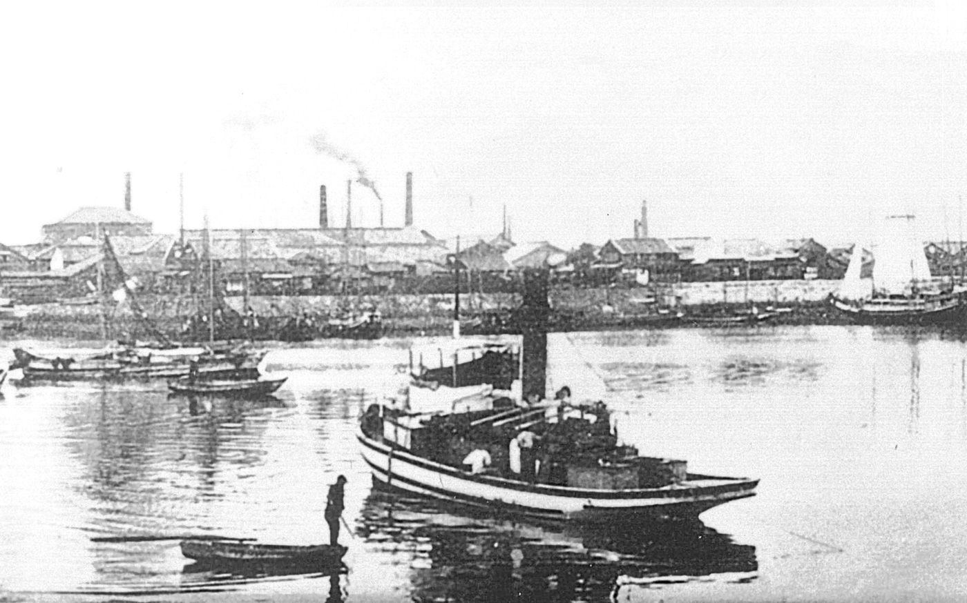 明治末期の四日市港 後方右側に灯台、左側に紡績会社の煙突